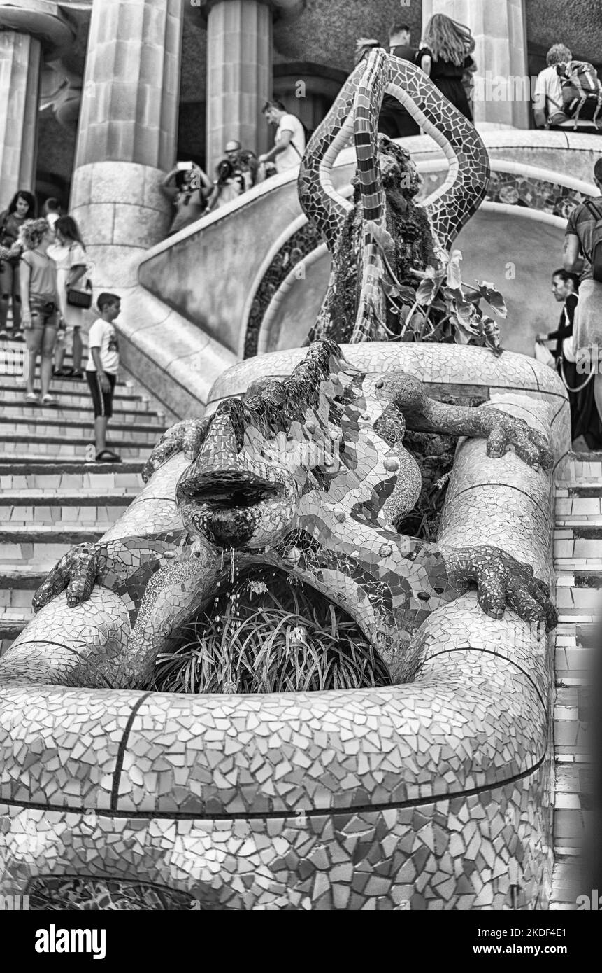 BARCELONE - AOÛT 9 : sculpture conçue par Antoni Gaudi avec salamandre ou lézard en mosaïque, également connue sous le nom de « El DRAC » (Dragon en anglais) dans le parc Guell, Banque D'Images