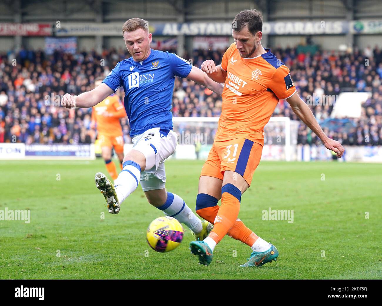 Borna Barisic des Rangers (à droite) tente de franchir le ballon sous la pression de James Brown de St Johnstone lors du match cinch Premiership au McDiarmid Park, à Perth. Date de la photo: Dimanche 6 novembre 2022. Banque D'Images