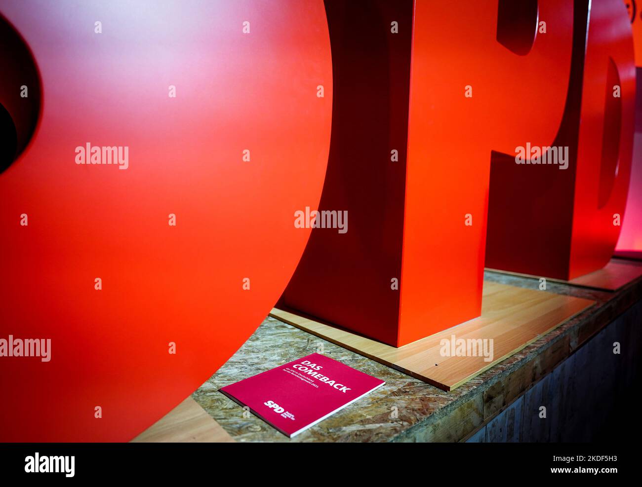 Berlin, Allemagne. 06th novembre 2022. Un dépliant avec les mots « le retour » se trouve à côté du logo du SPD à la convention du débat du SPD. Credit: Kay Nietfeld/dpa/Alay Live News Banque D'Images