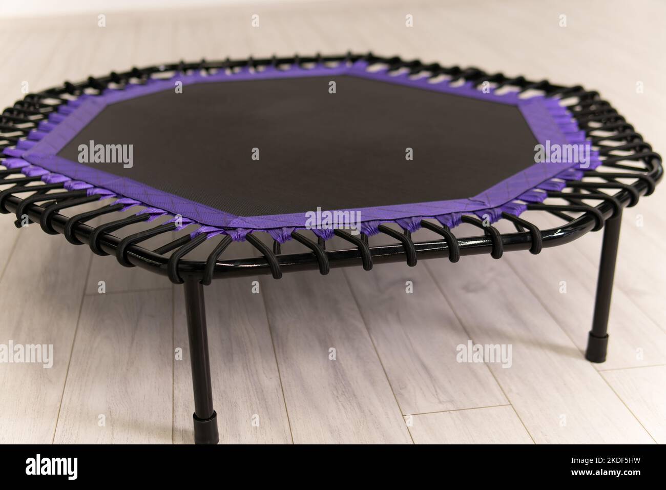petit jeu croissance cyan trampoline petit espace vide violet loisirs saut fitness blanc Banque D'Images