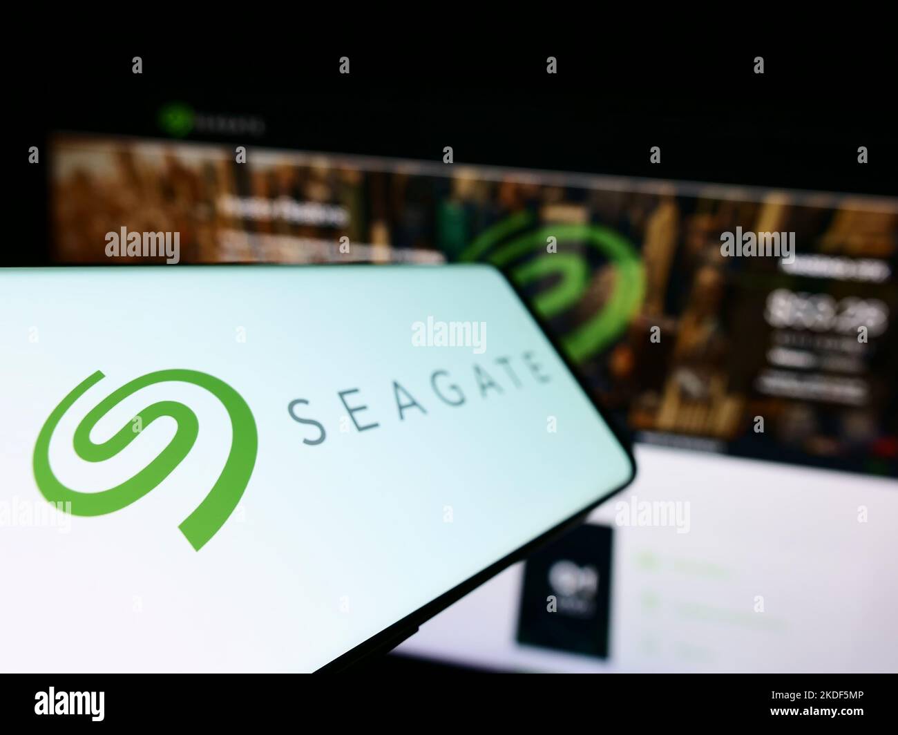 Téléphone portable avec logo de la société américaine de stockage de données Seagate Technology LLC sur l'écran devant le site Web. Mise au point à gauche de l'écran du téléphone. Banque D'Images