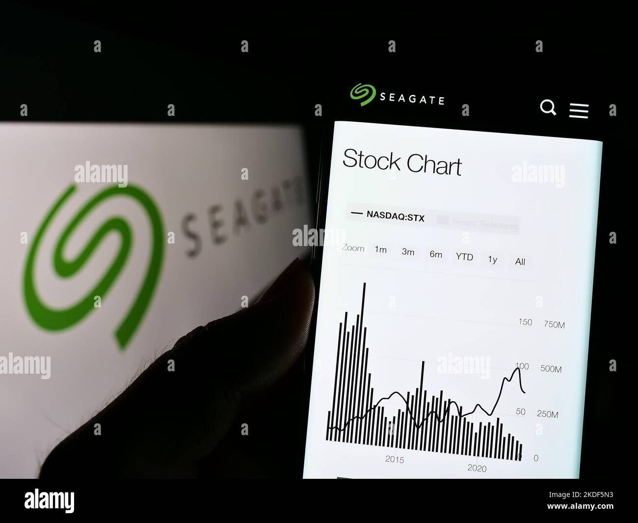 Personne tenant un smartphone avec la page Web de la société américaine de stockage de données Seagate Technology LLC sur l'écran avec le logo. Concentrez-vous sur le centre de l'écran du téléphone. Banque D'Images