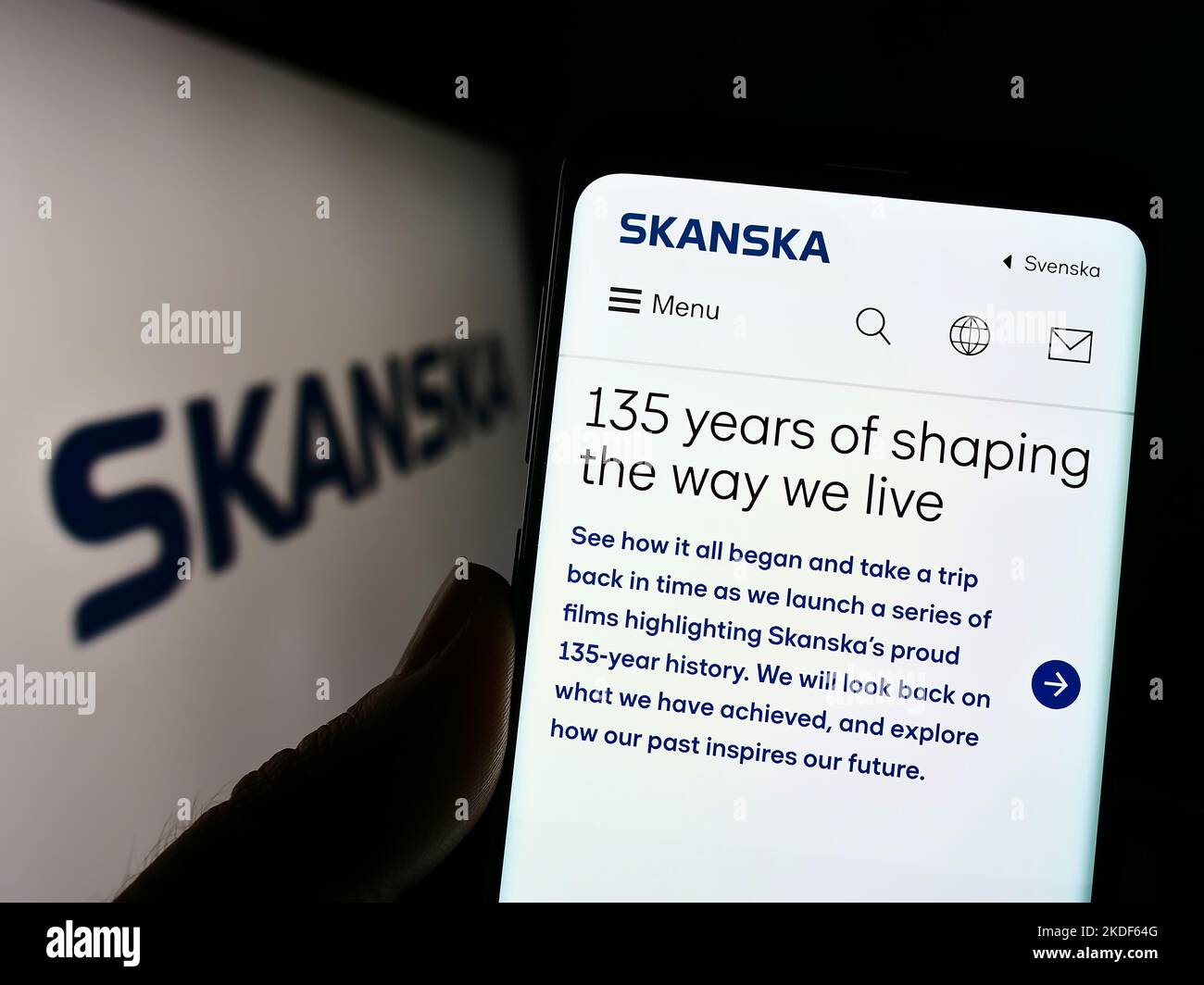 Personne tenant un smartphone avec le site web de la société suédoise de construction Skanska AB sur l'écran devant le logo. Concentrez-vous sur le centre de l'écran du téléphone. Banque D'Images