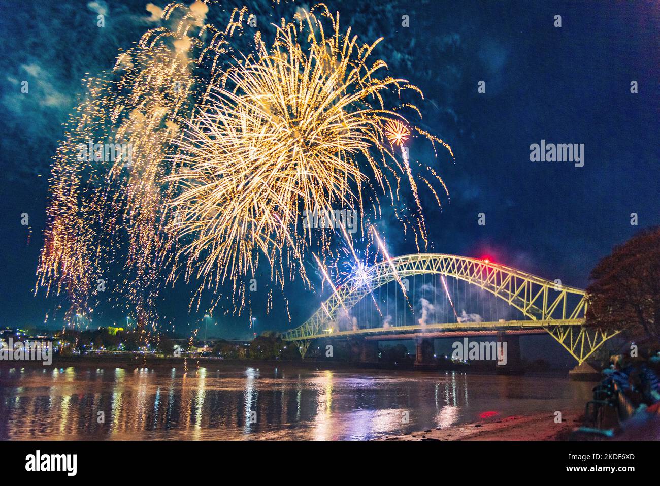 Halton Borough council 5 novembre feu d'artifice de nuit depuis le pont Queensway de l'autre côté de la rivière Mersey vu depuis le lokkin de Widnes Banque D'Images