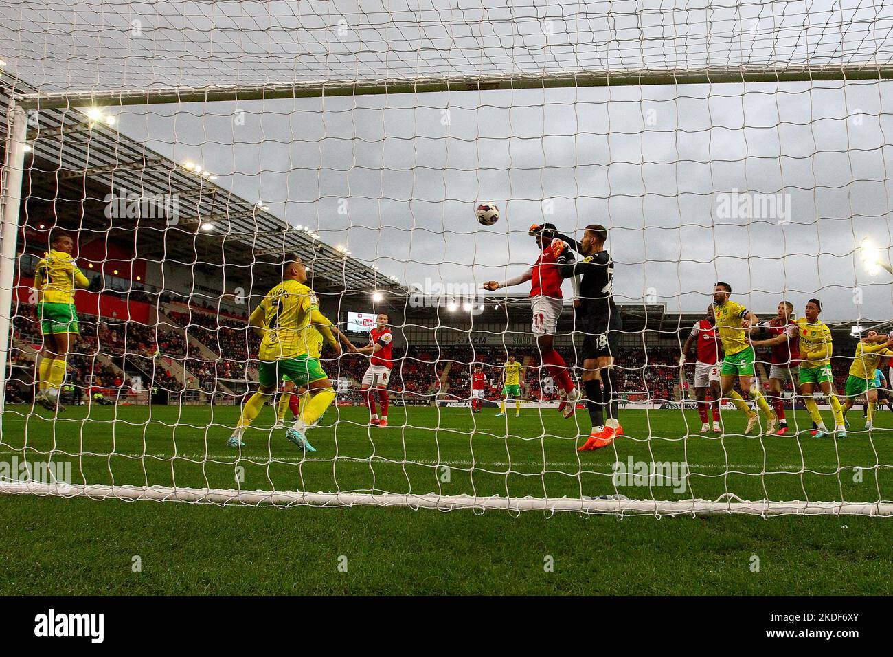 AESSEAL New York Stadium, Rotherham, Angleterre - 5th novembre 2022 le gardien de but Angus Gunn de Norwich City pointe la balle à l'écart de la tête de Chiedozie Ogbene (11) de Rotherham United - pendant le match Rotherham v Norwich City, Sky Bet Championship, 2022/23, AESSEAL New York Stadium, Rotherham, Angleterre - 5th novembre 2022 crédit: Arthur Haigh/WhiteRosePhotos/Alay Live News Banque D'Images