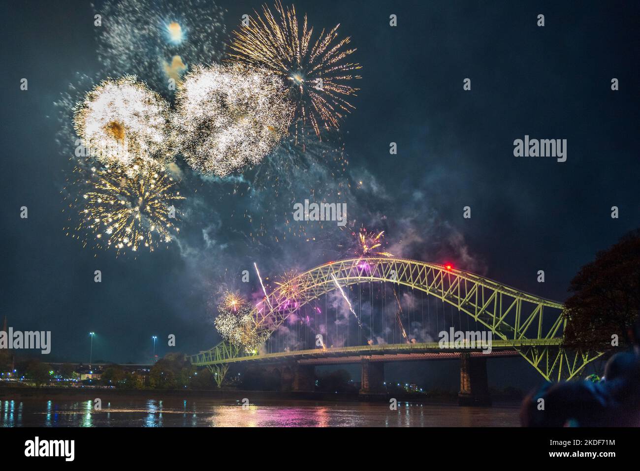 Halton Borough council 5 novembre feu d'artifice de nuit depuis le pont Queensway de l'autre côté de la rivière Mersey vu depuis le lokkin de Widnes Banque D'Images
