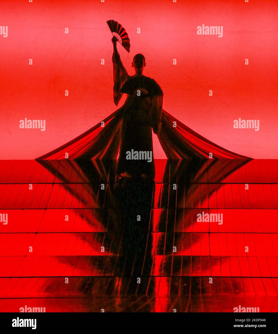 La séquence d'ouverture de MADAME BUTTERFLY à l'Opéra National Anglais (ENO), London Coliseum WC2 26/02/2020 musique: Giacomo Puccini libretto: Luigi Ilica & Giuseppe Giacoma chef: Martyn Brabbins Set design: Michael Levine costumes: Han Feng marippetry: Blind Summit Theatre: Peter Mumford réalisateur original: Anthony Minghella réalisateur de renouveau Glenn Sheppard Banque D'Images