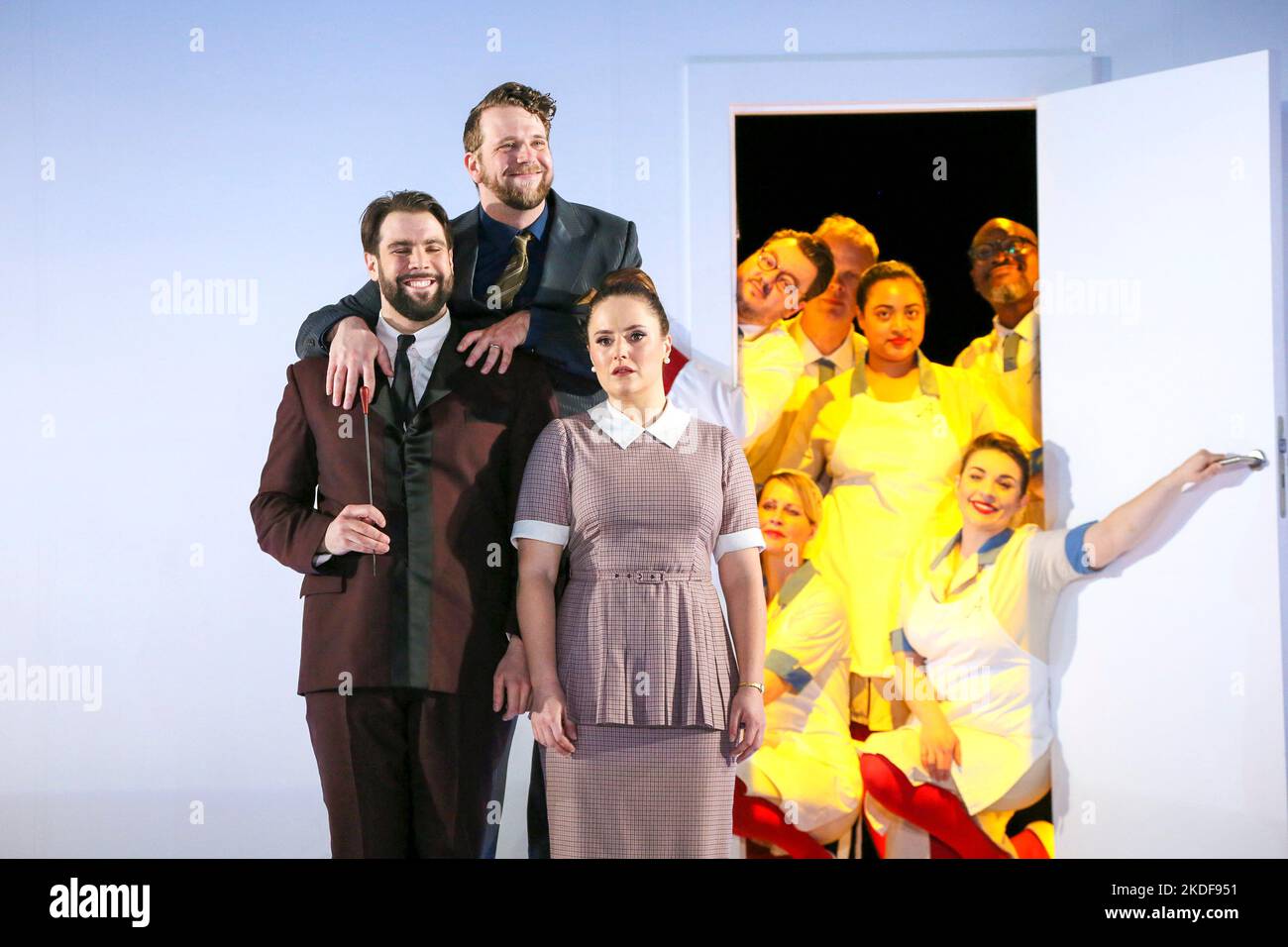 l-r: Bozidar Smiljanic (Figaro), Jonathan McCullough (Comte Almaviva), Louise Alder (Susanna) et chœur dans LE MARIAGE DE FIGARO à l'Opéra National Anglais (ENO), London Coliseum WC2 14/03/2020 une co-production avec Opera Wuppertal Music: Amadeus Wolfgang Libretto: Lorenzo da Ponte Jeremy Kevin Susei: Directeur de la traduction: John Mozart: Johannes Schutz costumes: Astrid Klein éclairage: Matthew Richardson chorégraphe: Jenny Ogilvie réalisateur: Joe Hill-Gibbins Banque D'Images