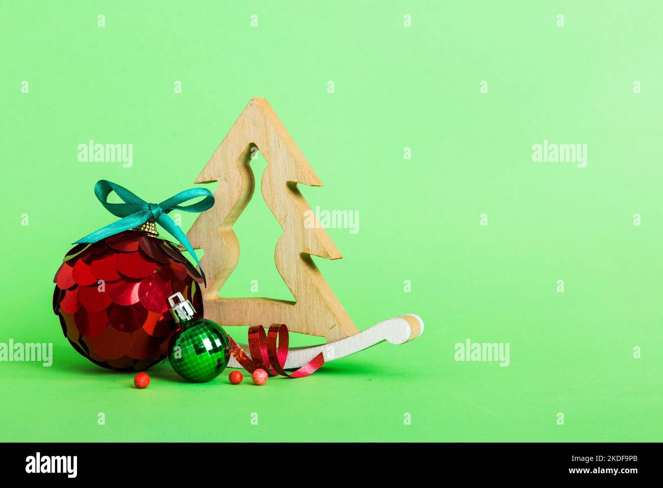 Boule de Noël avec arbre décoratif en bois sur fond coloré. Boule décorative  avec noeud en ruban et espace pour les copies Photo Stock - Alamy