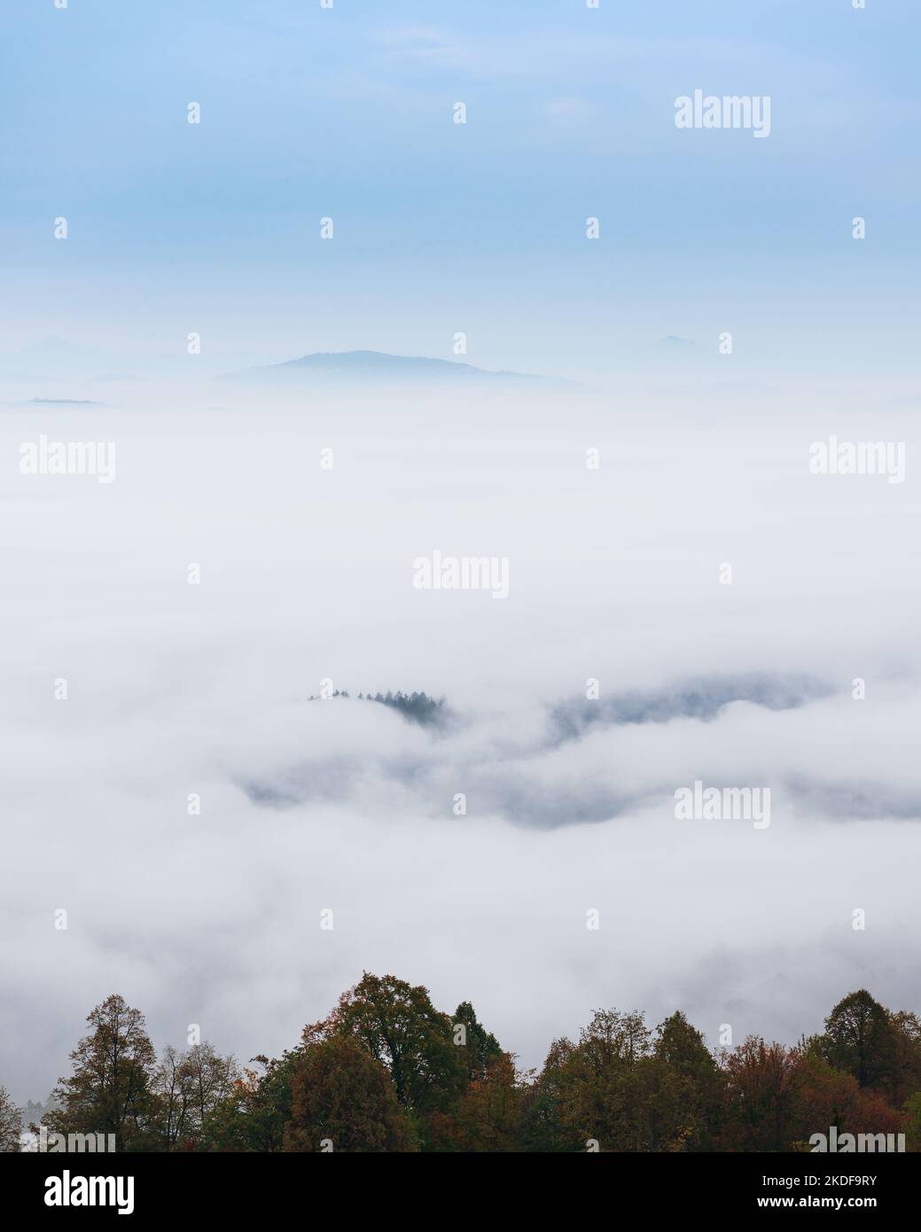 Matin brouillard et nuages au-dessus de la vallée, nuages et paysage de brouillard Banque D'Images