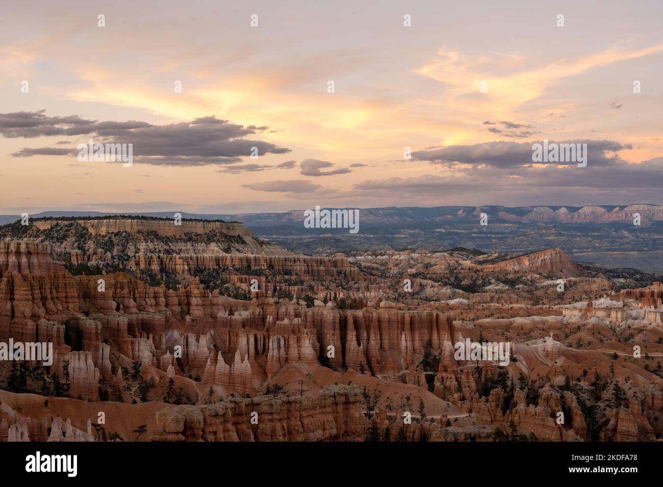 Les hoodoos et les Mesas se défilent de l'horizon depuis le sentier de Bryce Canyon Rim Trail Banque D'Images