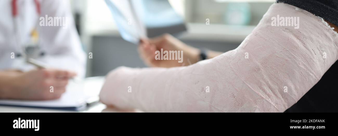 Homme avec bras cassé au rendez-vous du médecin Banque D'Images