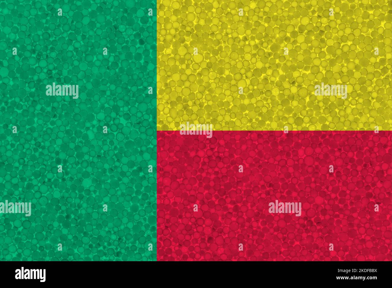 Drapeau du Bénin sur la texture de la styromousse. Drapeau national peint sur la surface de la mousse plastique Banque D'Images