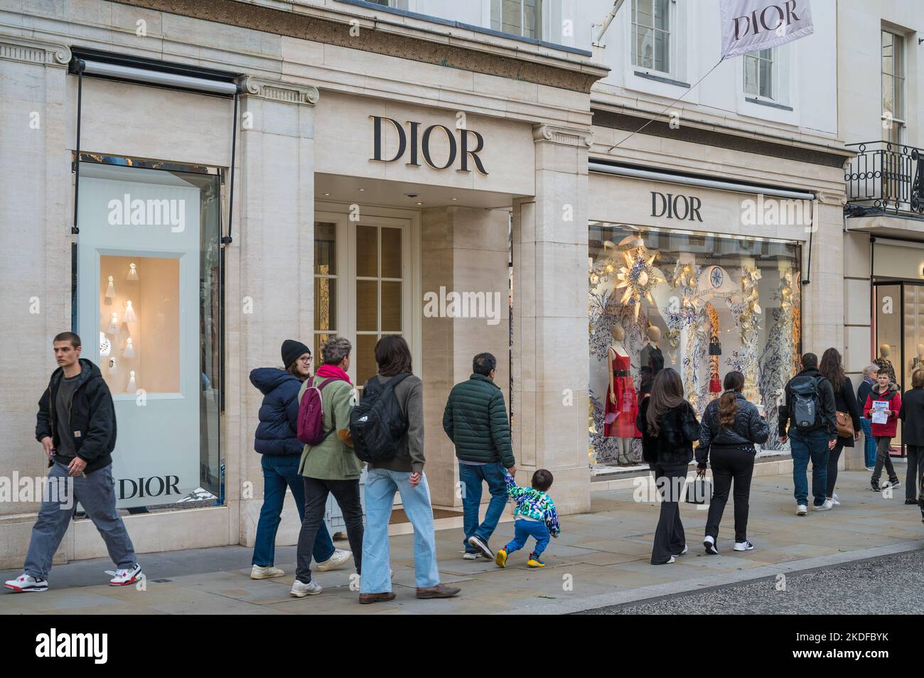 Les gens qui font du shopping passent par le magasin de mode Dior sur New Bond Street, Mayfair, Londres, Angleterre, Royaume-Uni Banque D'Images