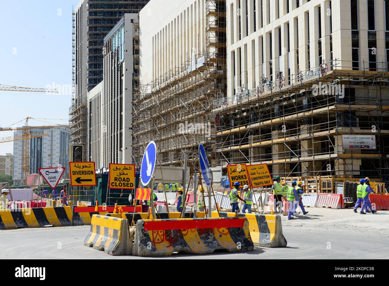 QATAR, Doha, Musheireb, boom de la construction pour la coupe du monde de football de la FIFA 2022 , la construction est faite par des travailleurs migrants du monde entier / KATAR, Doha, Bauboom fuer die FIFA Fußball WM 2022 / KATAR, Doha, Bauboom fuer die FIFA Fußball WM 2022, Abrashviertel Musheireb, Auf den Baustellen fuer Neubauten schuften Gastarbeiter aus aller Welt Banque D'Images