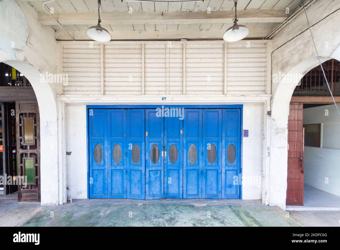 Panneaux de porte bleus d'un ancien shophouse à Phuket, Thaïlande Banque D'Images