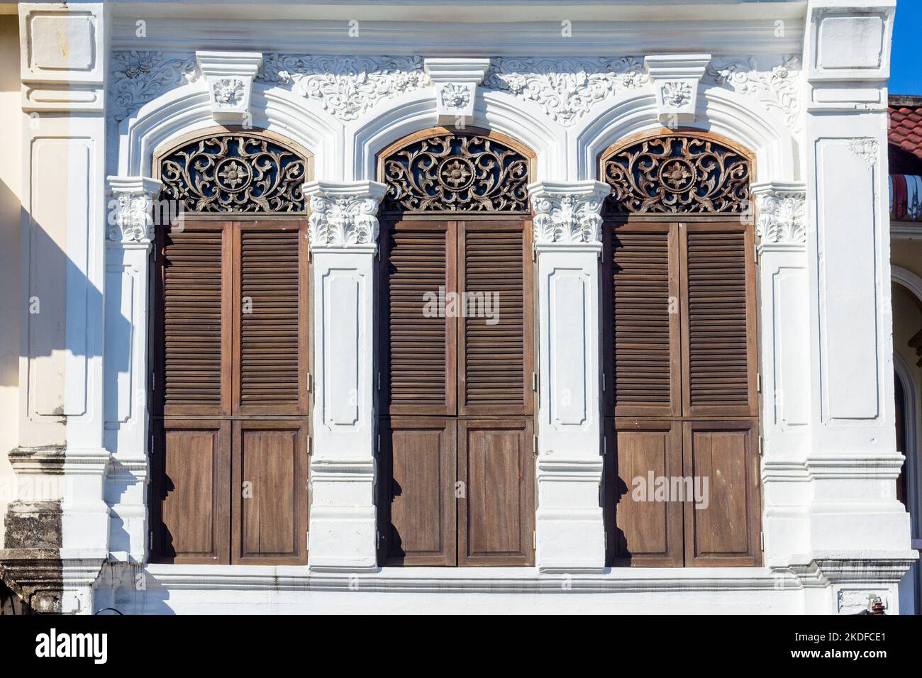 Trois fenêtres d'un ancien magasin à Phuket, Thaïlande Banque D'Images