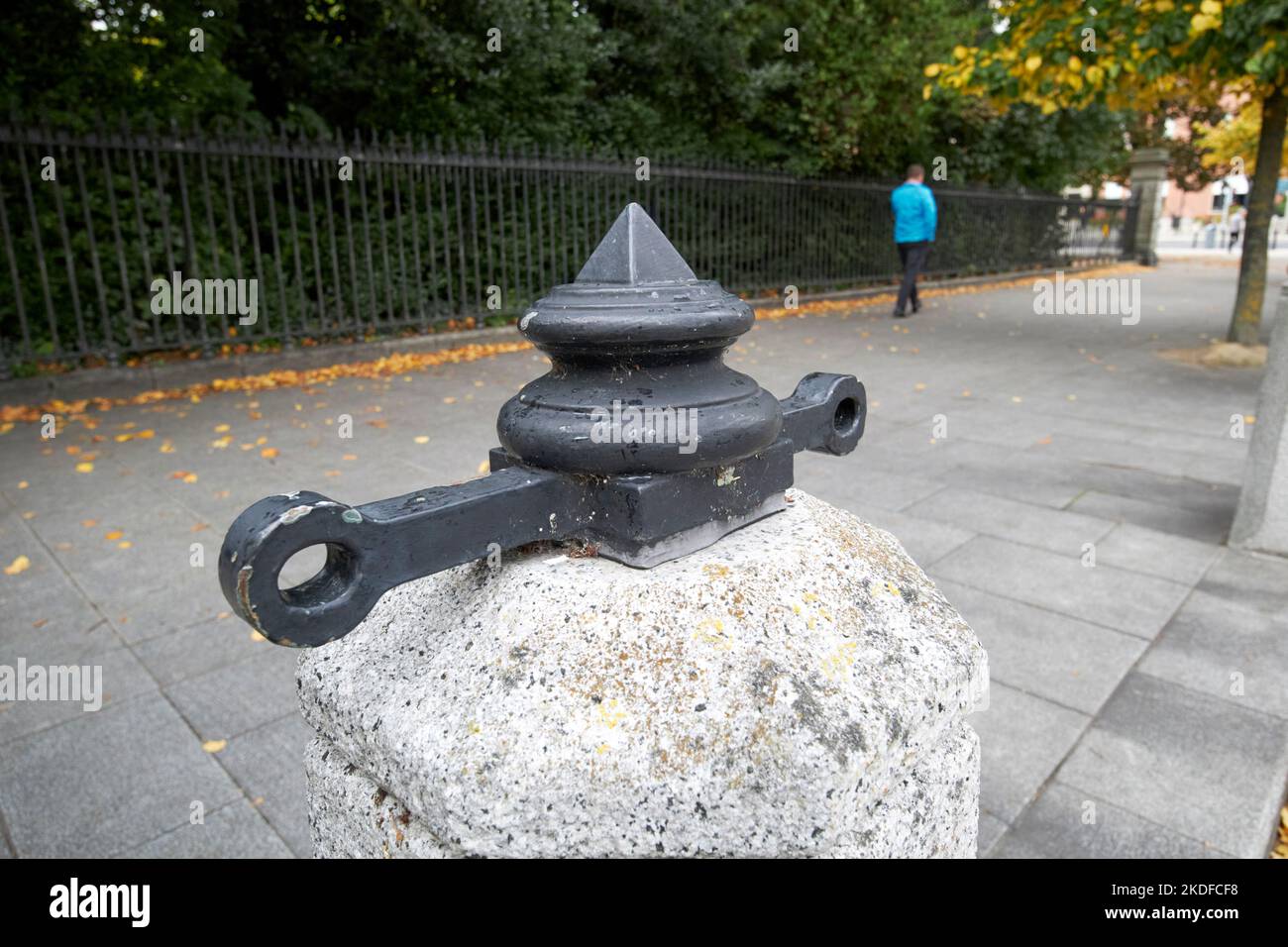 ancien poste de clôture historique en chaîne entourant st stephens green dublin république d'irlande Banque D'Images