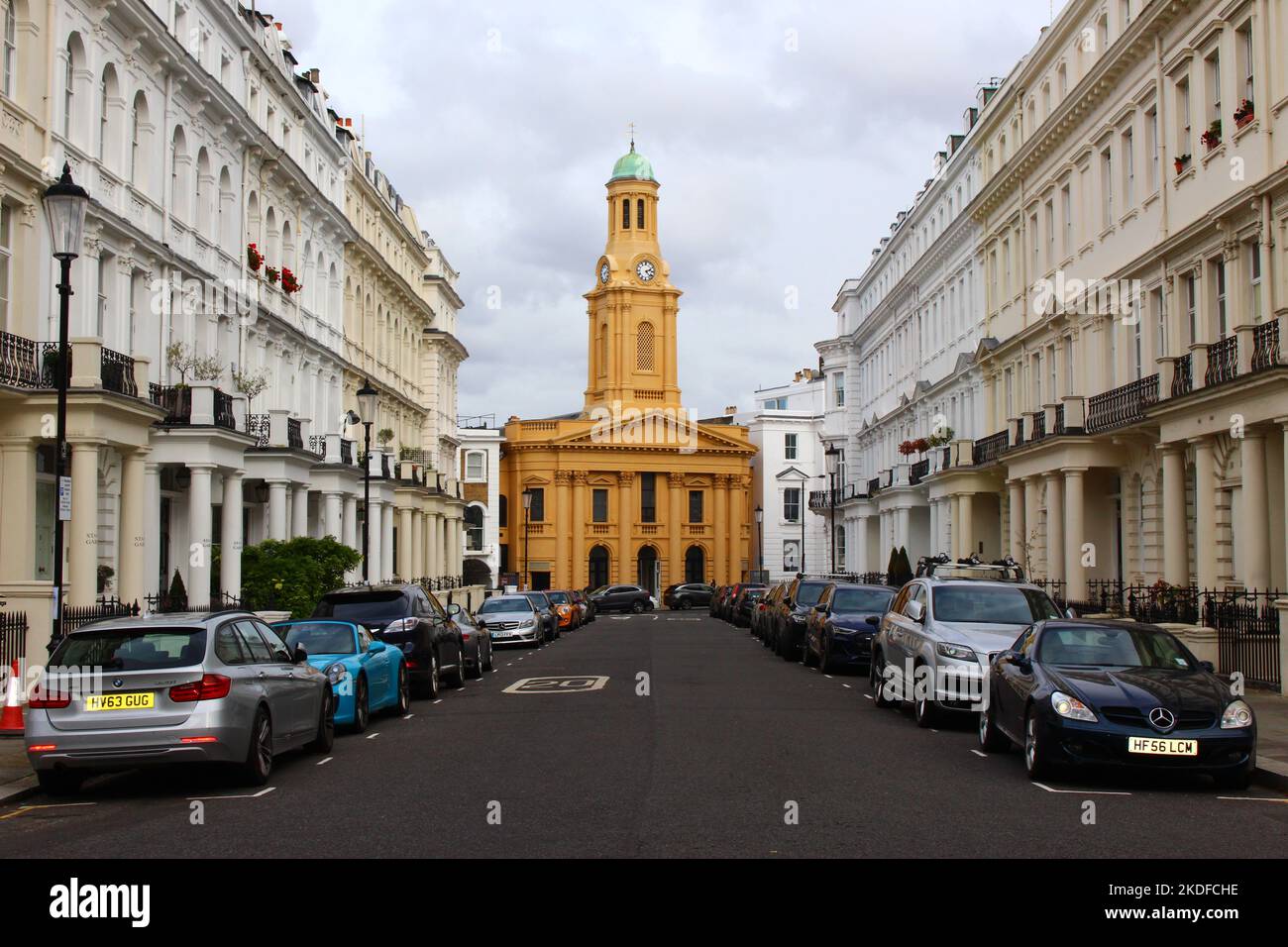 Stanley Gardens Road en direction de l'église Saint Peters à Notting Hill Banque D'Images