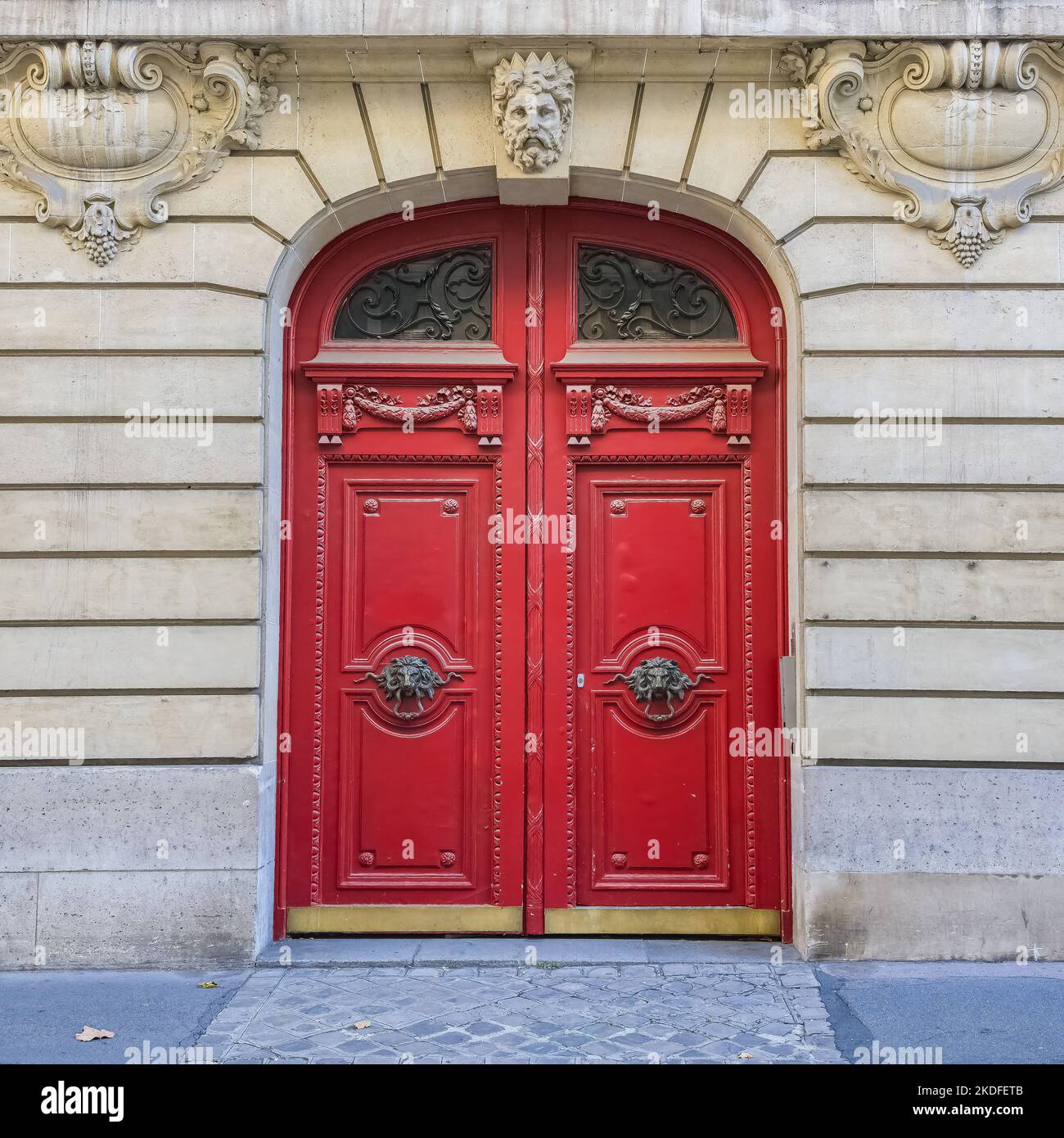 Paris, une ancienne porte en bois, belle façade dans un quartier luxueux, dans le 8e arrondissement Banque D'Images