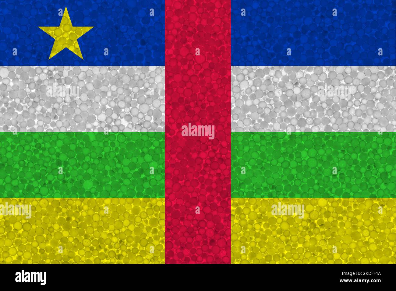 Drapeau de la République centrafricaine sur la texture de la styromousse. Drapeau national peint sur la surface de la mousse plastique Banque D'Images