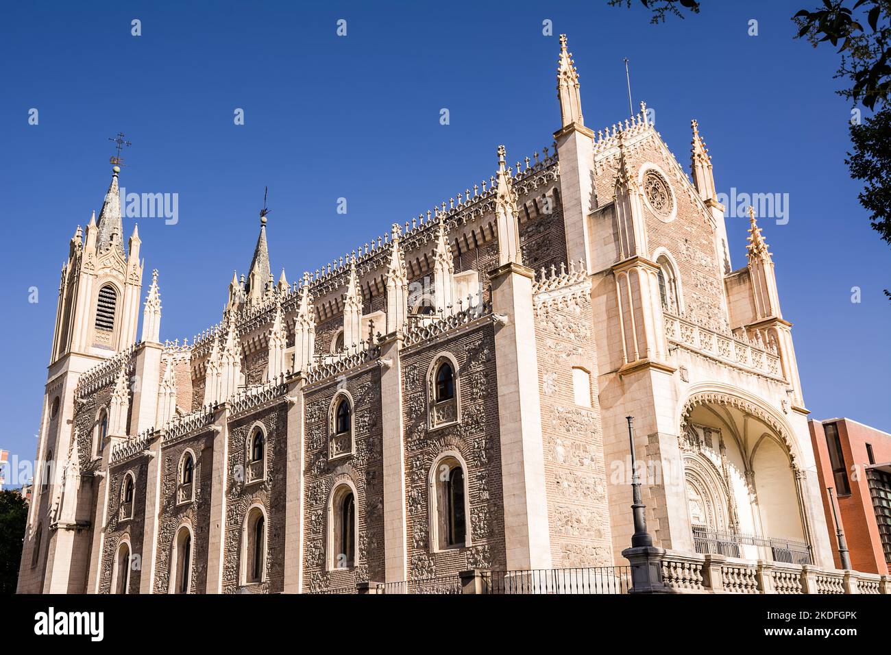 Église San Jeronimo el Real avec ciel bleu Banque D'Images