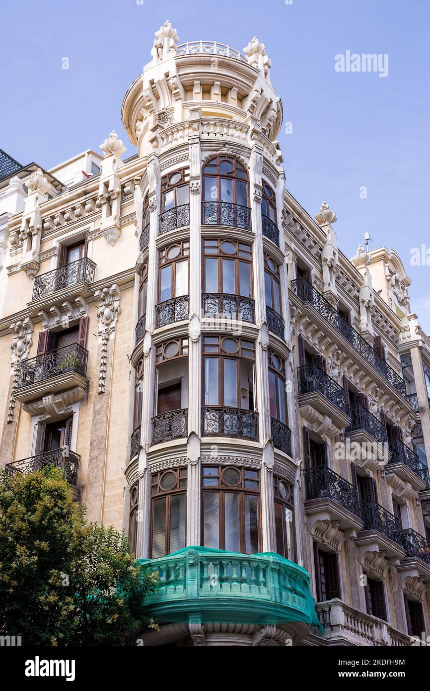 Madrid, Espagne - 20 juin 2022: Coin d'un ancien bâtiment Art Nouveau sur la Calle Major dans le centre de Madrid Banque D'Images