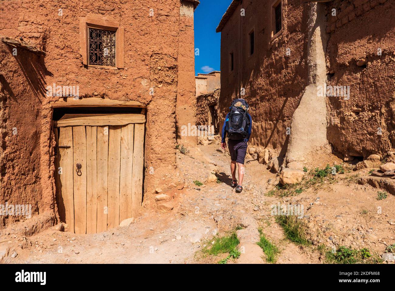 Jeune homme trekker près du village berbère de Tamgallouna dans la vallée des Roses sur le Trek gorge m'Goun dans les montagnes de l'Atlas du Maroc Banque D'Images