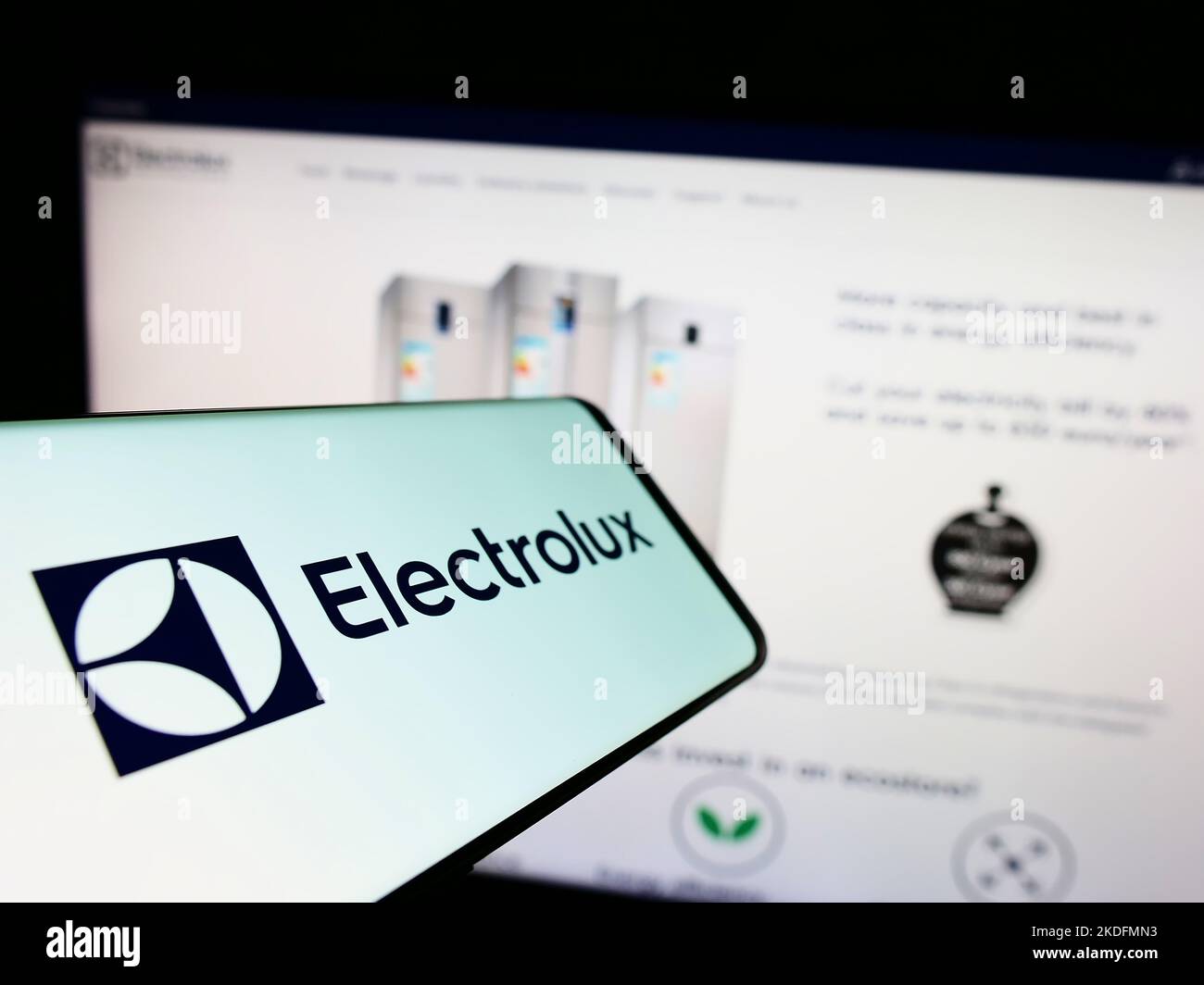 Téléphone portable avec logo de la société suédoise d'appareils électroménagers Electrolux AB à l'écran devant le site Web. Mise au point au centre-gauche de l'écran du téléphone. Banque D'Images