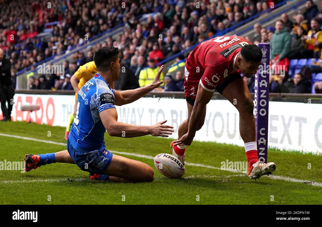 Daniel Tupou (à droite), de Tonga, marque la première tentative du match de sa partie lors du quart de finale de la coupe du monde de rugby à XIII au stade Halliwell Jones, Warrington. Date de la photo: Dimanche 6 novembre 2022. Banque D'Images