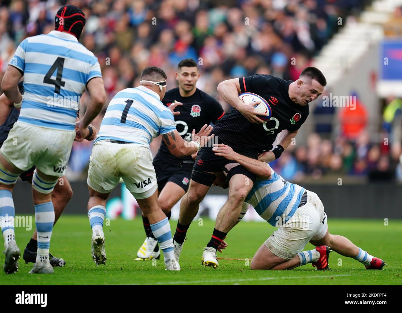 Thomas Curry (à droite), en Angleterre, a été attaqué par Thomas Gallo et Julian Montoya, en Argentine, lors du match international d'automne au stade Twickenham, à Twickenham. Date de la photo: Dimanche 6 novembre 2022. Banque D'Images