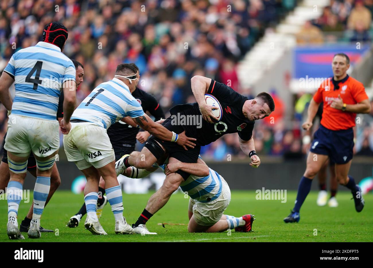 Thomas Curry (à droite), en Angleterre, a été attaqué par Thomas Gallo et Julian Montoya, en Argentine, lors du match international d'automne au stade Twickenham, à Twickenham. Date de la photo: Dimanche 6 novembre 2022. Banque D'Images