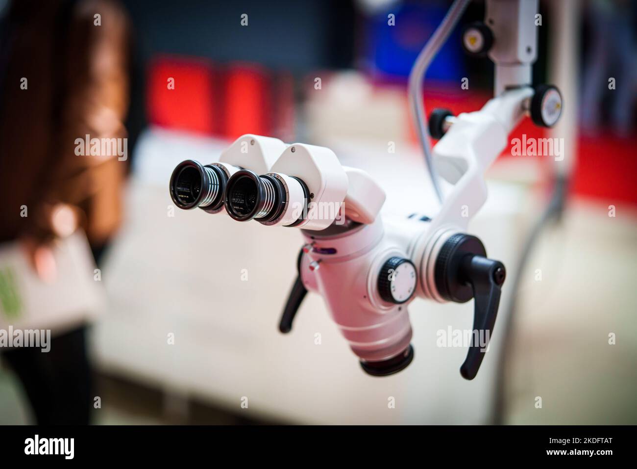 Gros plan d'un nouveau microscope électronique blanc dans un laboratoire. Banque D'Images