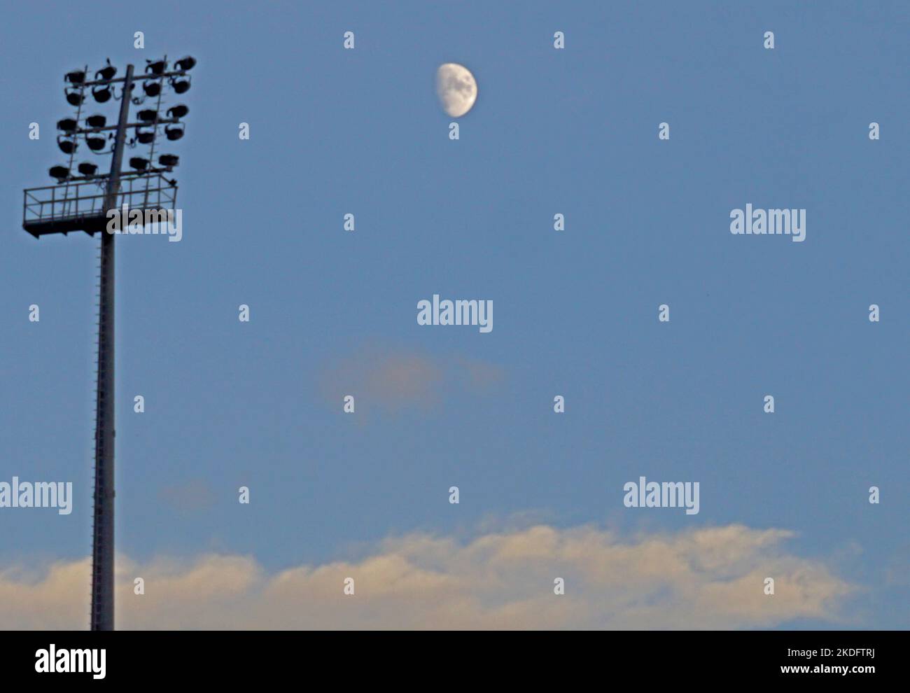 La demi-lune dans le ciel Banque D'Images