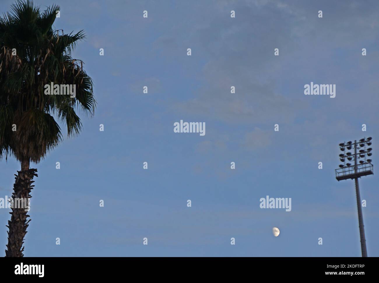 La demi-lune dans le ciel Banque D'Images