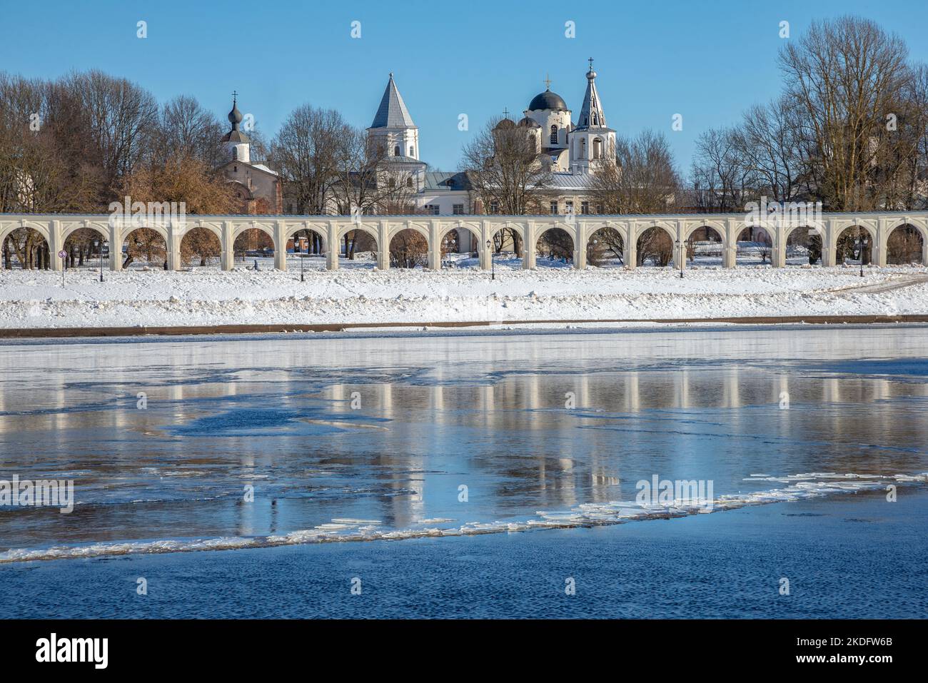 Jour de printemps sur la rivière Volkhov près de l'ancien Gostiny Dvor. Veliky Novgorod, Russie Banque D'Images