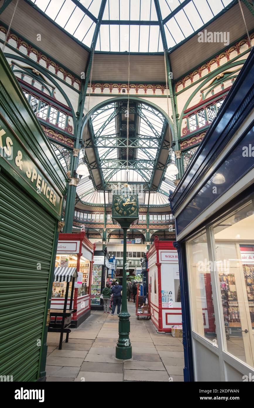 Leeds Kirkgate Market, Vicar Lane, Leeds LS2 7 a été célébré depuis longtemps comme le plus grand marché intérieur en Europe, Grade I bâtiment classé, 800 étals, irst Banque D'Images