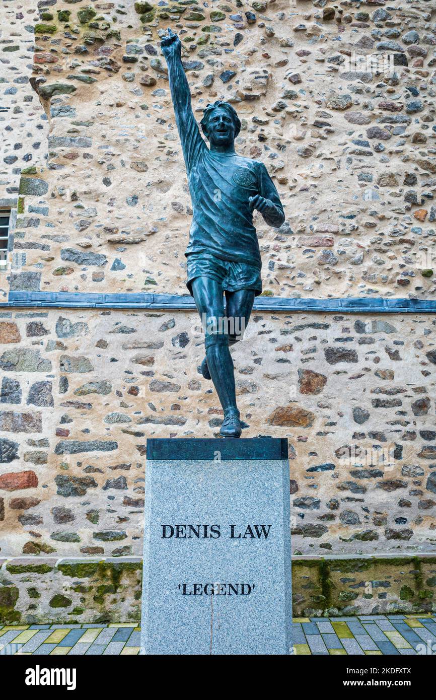 Denis Law Statue Aberdeen situé près de la maison de Provost Skene. Dévoilé 2021 sculpteur Alan Herriot. Banque D'Images