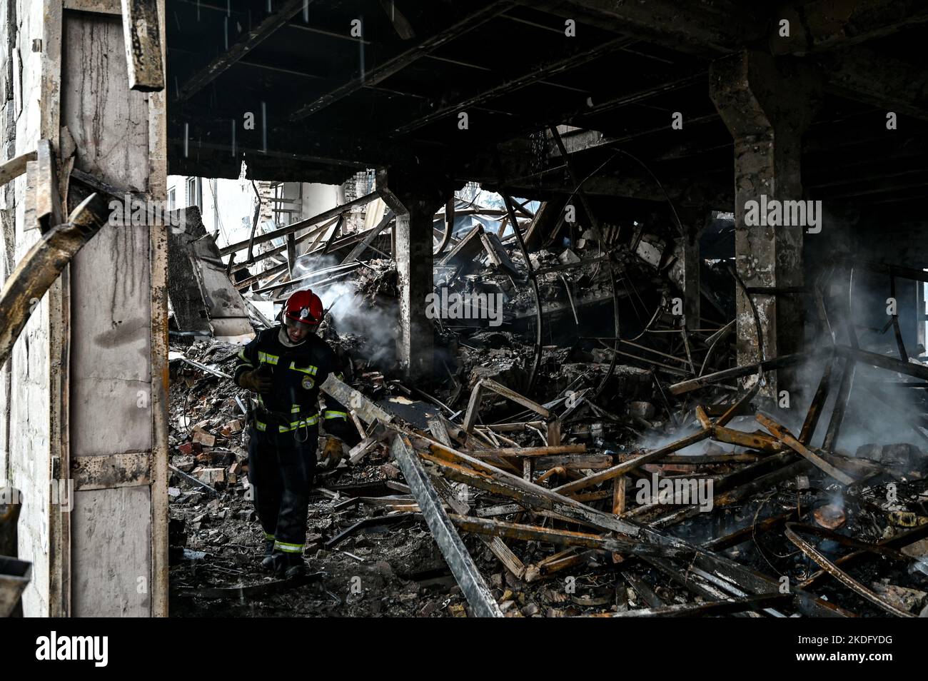 ZAPORIZHHIA, UKRAINE - le 6 NOVEMBRE 2022 - Un secouriste est photographié lors d'un effort de réponse à une attaque de missile russe qui a laissé un enterpri commercial Banque D'Images