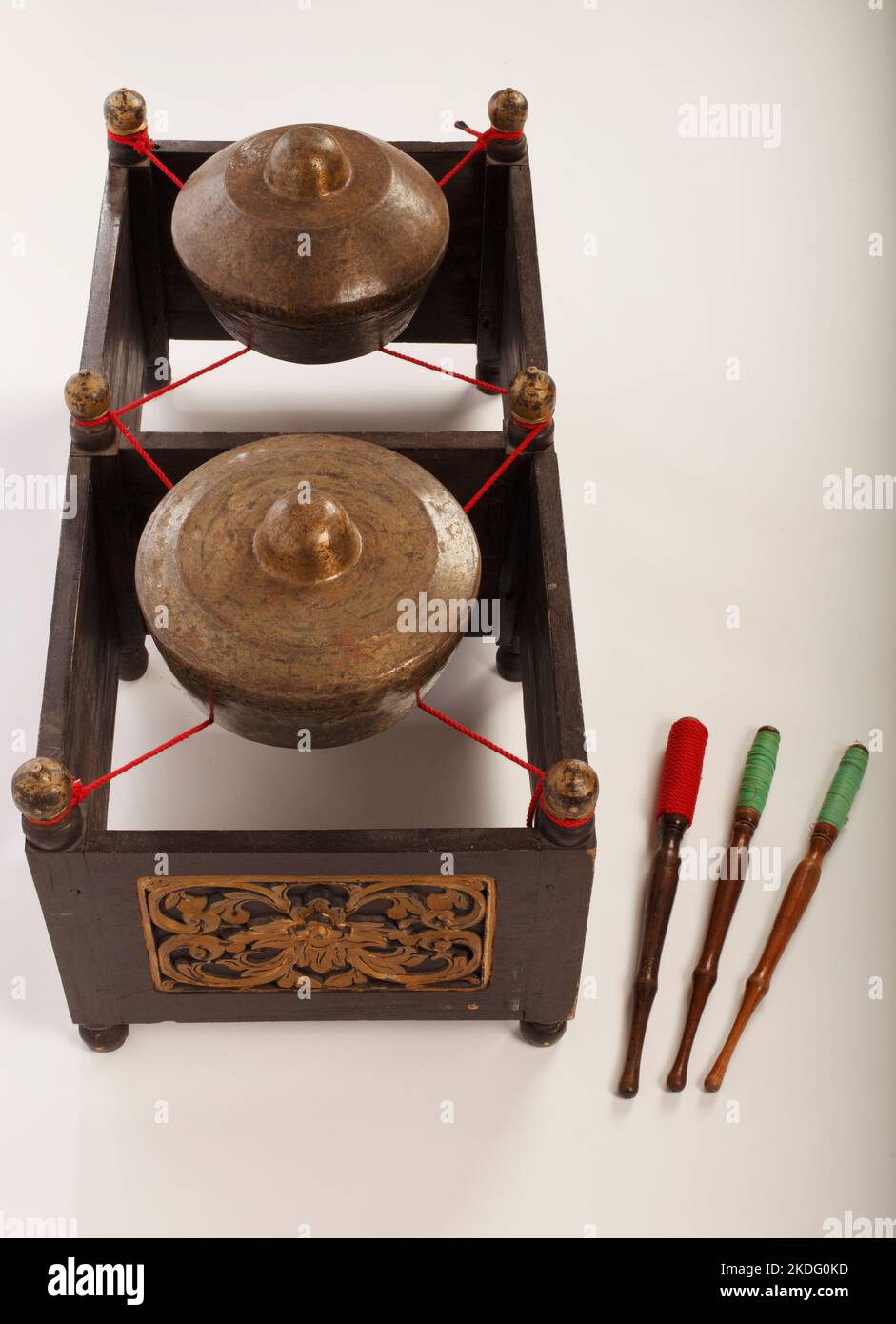 Kethuk Kempyang, un instrument de musique indonésien utilisé dans le  gamelan javanais. Gongs en bronze sur corde avec cadre décoratif en bois.  Avec Photo Stock - Alamy