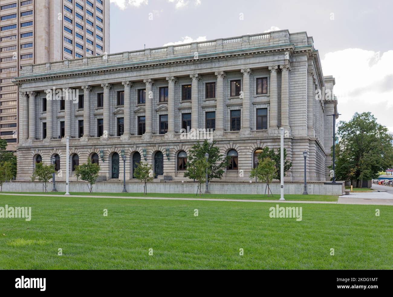 Le Cuyahoga County court House est une chambre double visuelle de l'hôtel de ville de Cleveland, à deux pâtés de maisons à l'est sur Lakeside Avenue. Banque D'Images