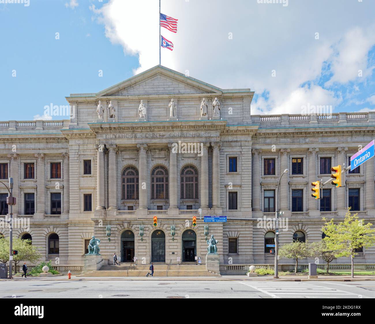 Le Cuyahoga County court House est une chambre double visuelle de l'hôtel de ville de Cleveland, à deux pâtés de maisons à l'est sur Lakeside Avenue. Banque D'Images