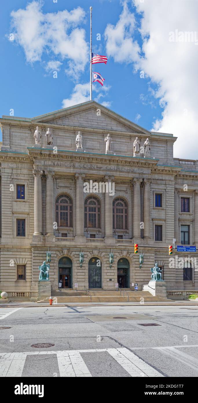 Le Cuyahoga County court House est une chambre double visuelle de l'hôtel de ville de Cleveland, à deux pâtés de maisons à l'est sur Lakeside Avenue. Banque D'Images