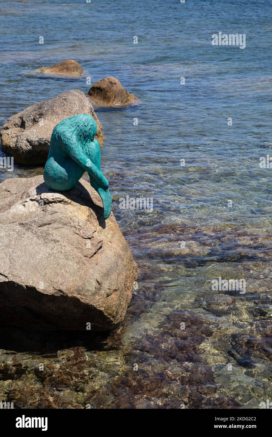 La nature en été en Ile Rousse Corse Corse au bord de la mer méditerranée. Sculpture de sirène en bronze par l'artiste Corse Gabriel Diana Banque D'Images