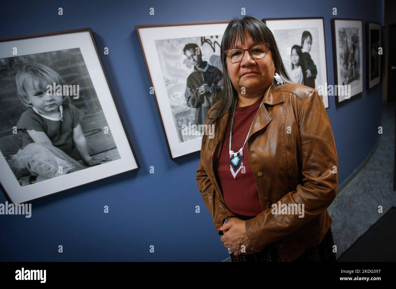 Sherry Gott, qui a été nommée avocate manitobaine pour les enfants et les jeunes, est photographiée à son bureau de Winnipeg, jeudi, 20 octobre 2022. Gott est la première femme crie à être nommée défenseur des enfants et de la jeunesse du Manitoba. LA PRESSE CANADIENNE/John Woods Banque D'Images