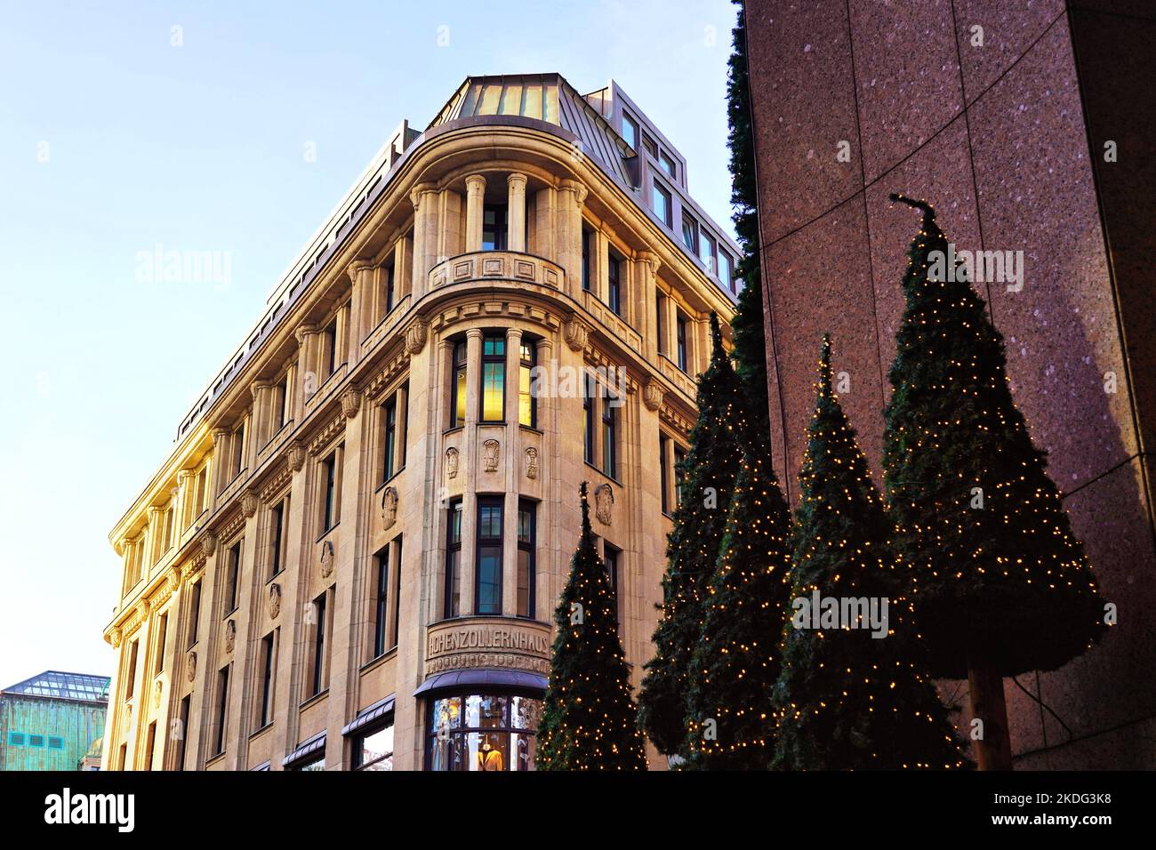 Le bâtiment Hohenzollernhaus dans le centre-ville de Düsseldorf/Allemagne pendant la période de Noël. Banque D'Images