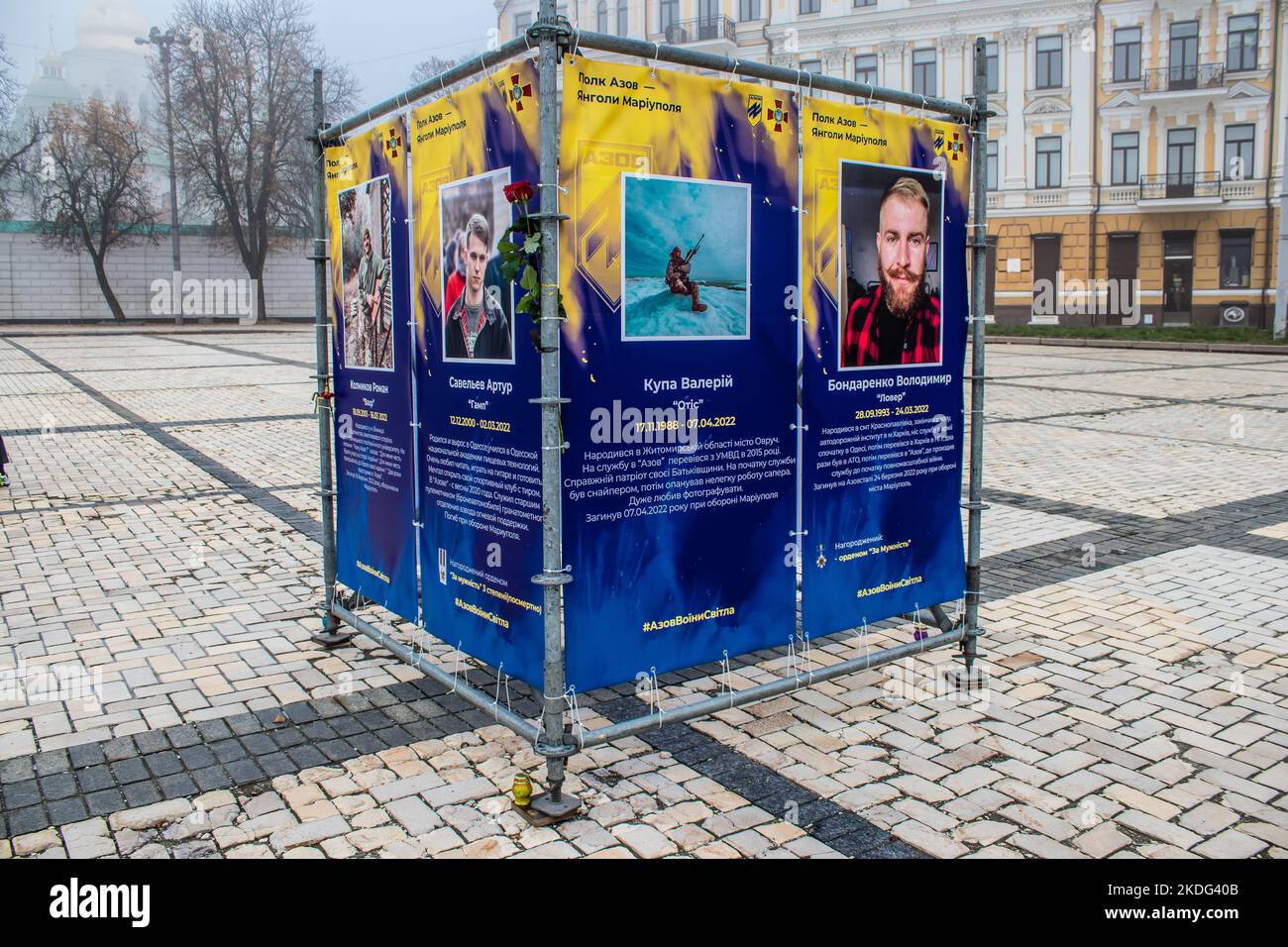 The Azov Regiment, exposition des Anges de la rue Marioupol à Kiev, capitale de l'Ukraine. L'exposition est dédiée aux défenseurs de l'unité Azov, OMS Banque D'Images