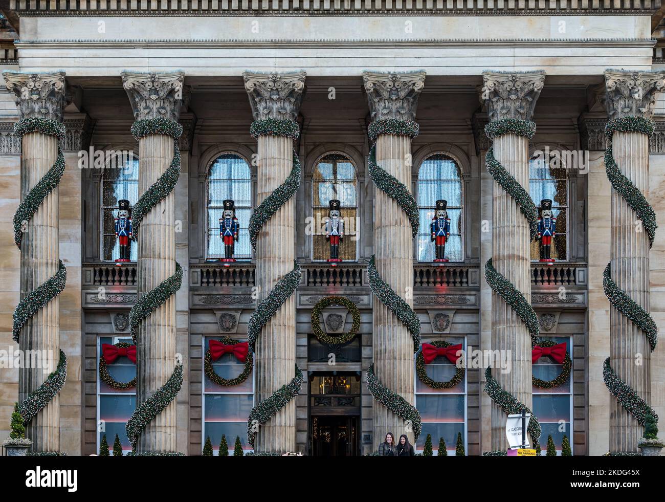 George Street, Édimbourg, Écosse, Royaume-Uni, 6th novembre 2022. Lumières de Noël en forme de dôme : les décorations de Noël traditionnelles du dôme, qui sont des guirlandes et des soldats de casse-noisettes, sont déjà en place à l’avant du bâtiment néoclassique. Crédit : Sally Anderson/Alay Live News Banque D'Images