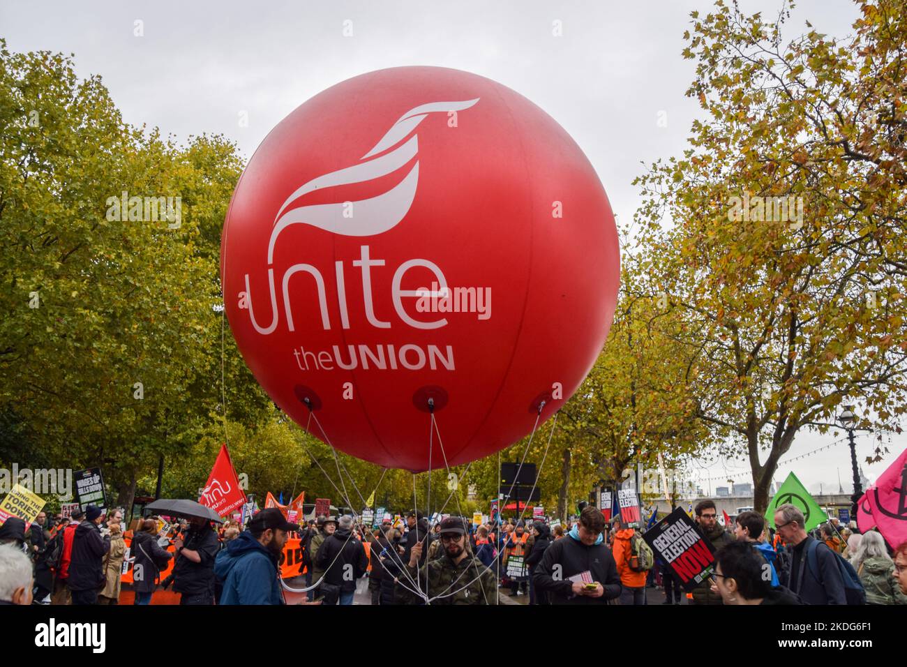 Londres, Royaume-Uni. 5th novembre 2022. Réunir les membres de l'Union à Victoria Embankment. Des milliers de personnes de divers groupes ont participé à l'Assemblée populaire la Grande-Bretagne est brisée marche par le centre de Londres demandant une élection générale, la fin du régime conservateur, et des mesures sur le coût de la vie et la crise climatique. Banque D'Images