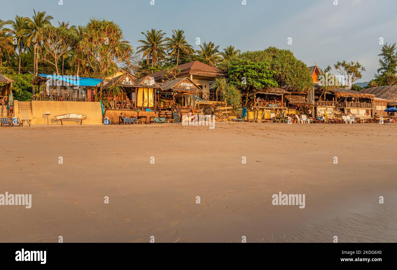 Bar de la plage de Klong Nin Beach, île de Koh Lanta, Thaïlande Banque D'Images